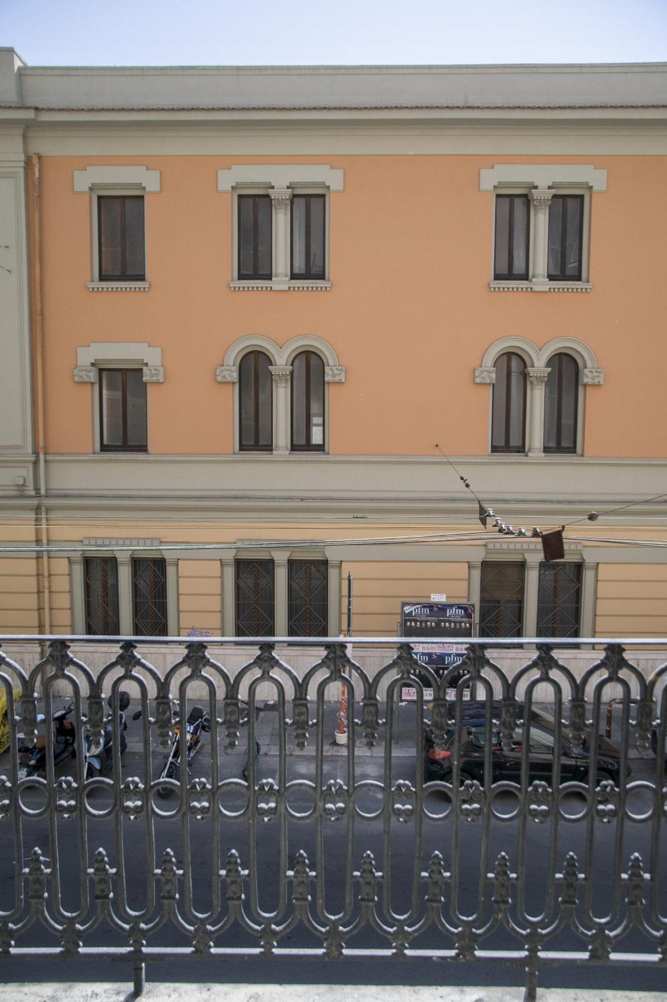 Palazzo Italia Apartments Бари Экстерьер фото